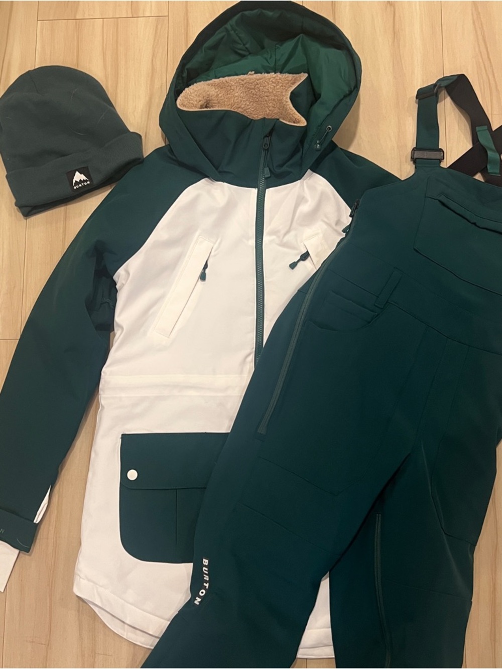 Burton Women’s Green & White Snowboard Jacket/Ski Pants/Hat Bundle - size XS